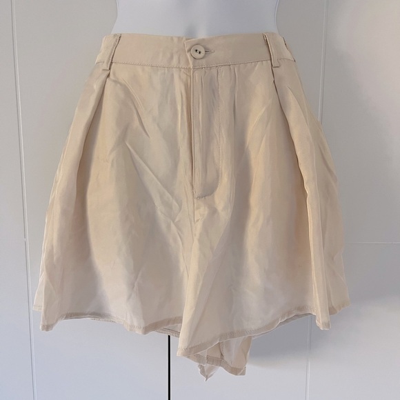 NWT Weekend/ High waisted dress shorts/ Oyster colour/ Silky material/ Size US S - Picture 2 of 10